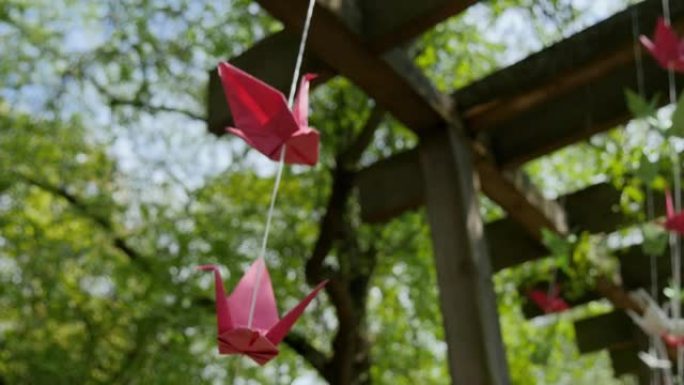 日本折纸纸鹤在微风中轻轻摇摆