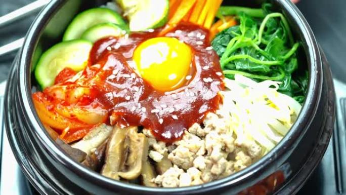 韩国泡菜和调味辛辣泡菜韩国传统食品，以蔬菜卷心菜和胡椒制成的泡菜沙拉。
