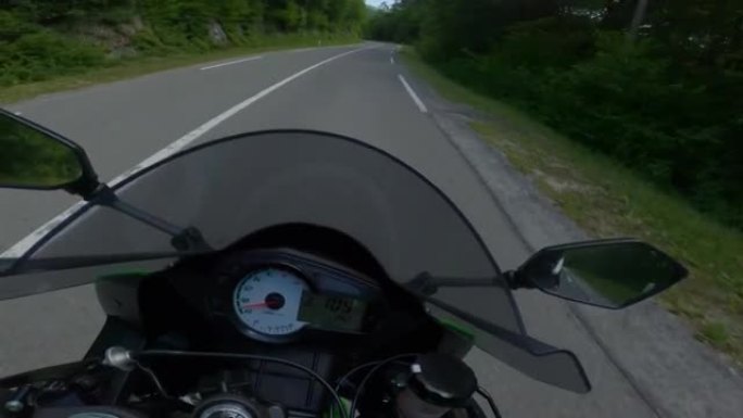 摩托车手在弯道上减速