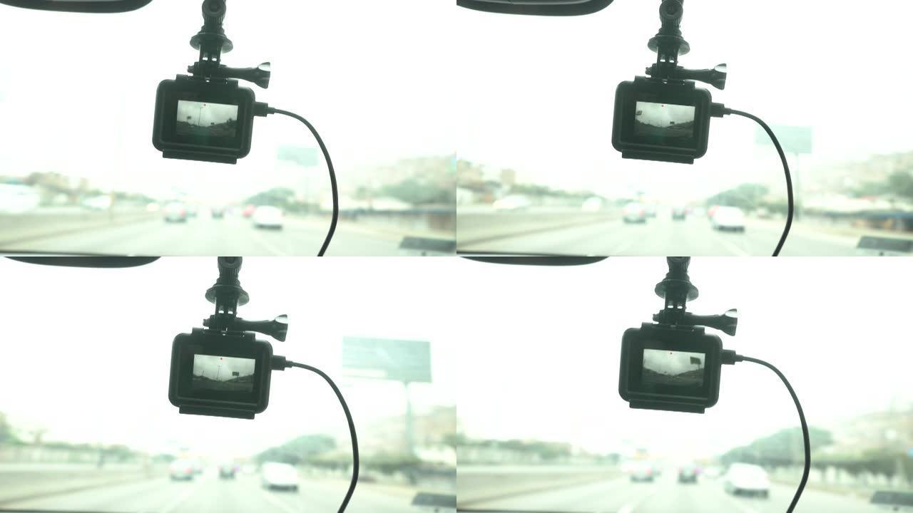 挂在汽车挡风玻璃上的行车记录仪的特写镜头记录了旅行的路线
