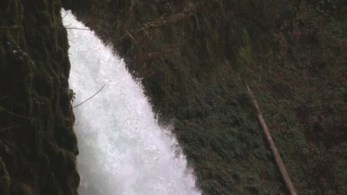 瀑布涌入峡谷