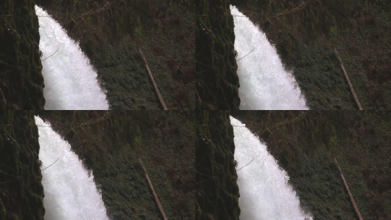 瀑布涌入峡谷