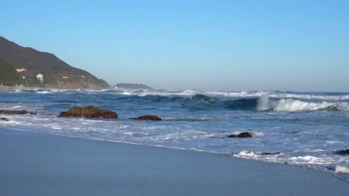 韩国江原道强大的海浪