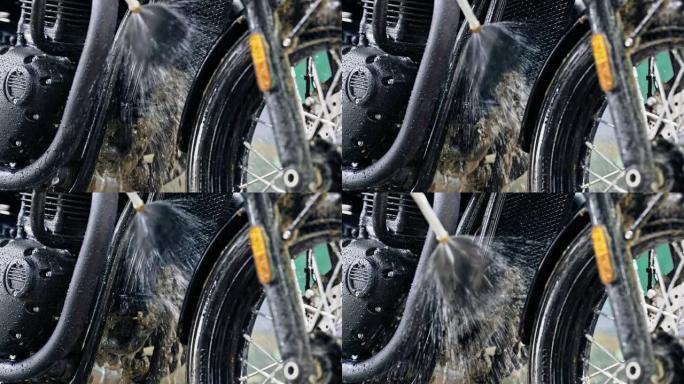 越野驾驶后，洗车时非常脏的摩托车。用经典黑色摩托车的水清洗散热器。咖啡馆风格，慢动作。机动车辆的维护