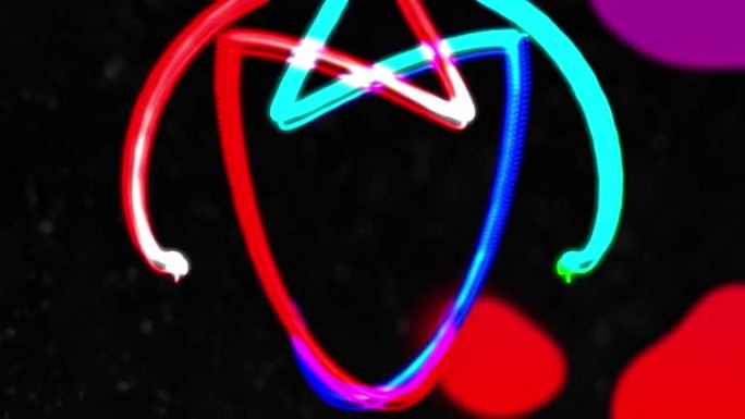 黑色背景上有红色和紫色小球的蓝色，绿色和红色光轨迹的动画