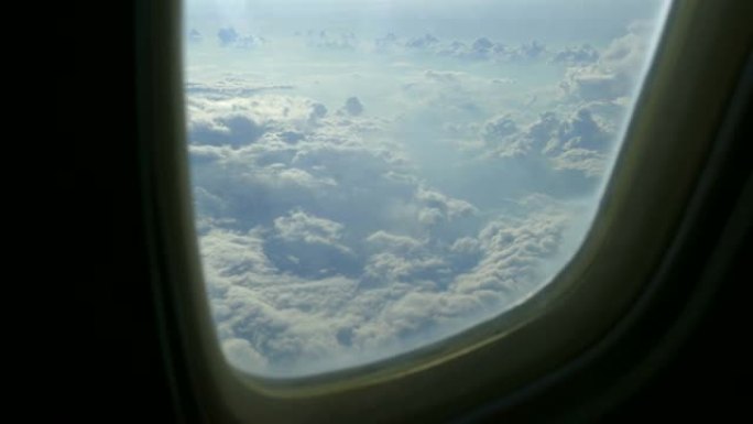云层上方-通过飞机窗口查看