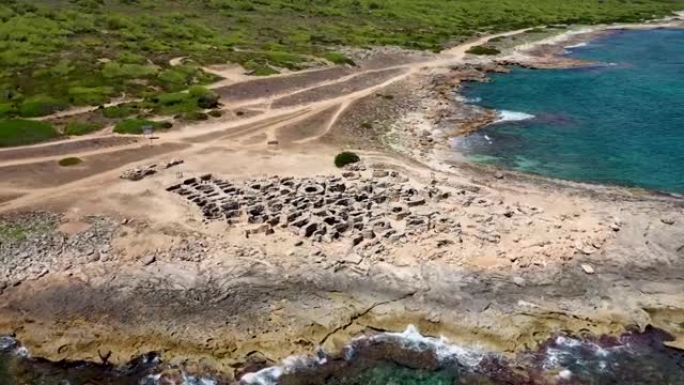 西班牙马略卡岛的空中无人机画面显示了史前墓地和考古遗址的历史可以追溯到公元前7世纪，有100多个坟墓