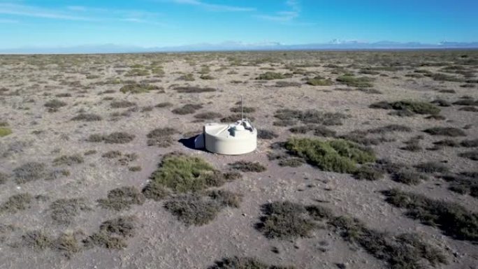 皮埃尔·奥格天文台的探测器之一与远处的安第斯山脉近距离可见。太阳能电池板和天线清晰可见。在马勒格 (