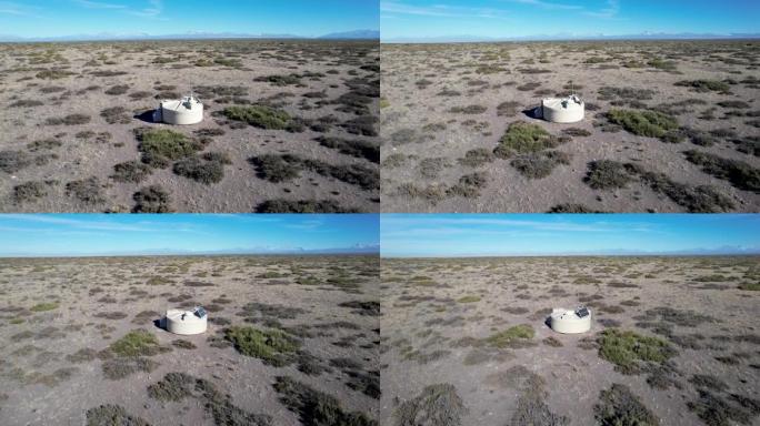 皮埃尔·奥格天文台的探测器之一与远处的安第斯山脉近距离可见。太阳能电池板和天线清晰可见。在马勒格 (