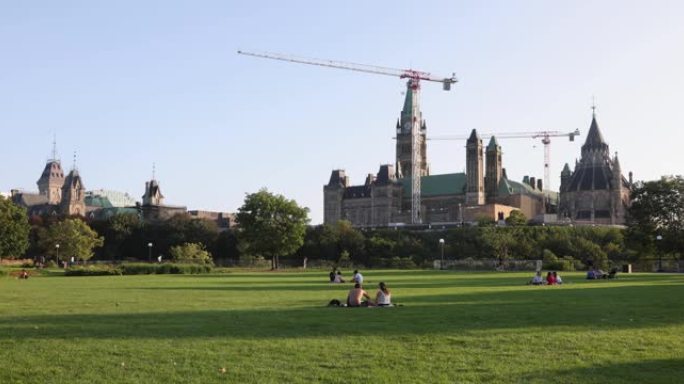 渥太华加拿大议会山正在翻修从主要山公园在日落
