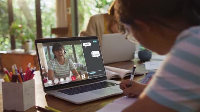 非裔美国女孩在家里做作业，并在笔记本电脑上与女老师进行视频通话