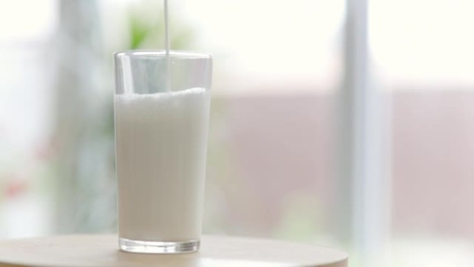 牛奶倒入透明玻璃中相机四处移动