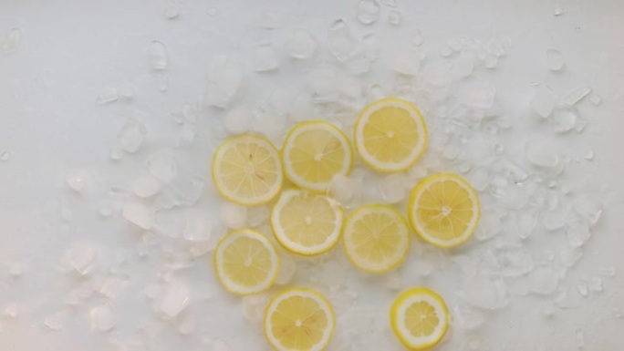 柠檬片加冰跳跃和秋天用于夏季柠檬水补品和苏打水汁