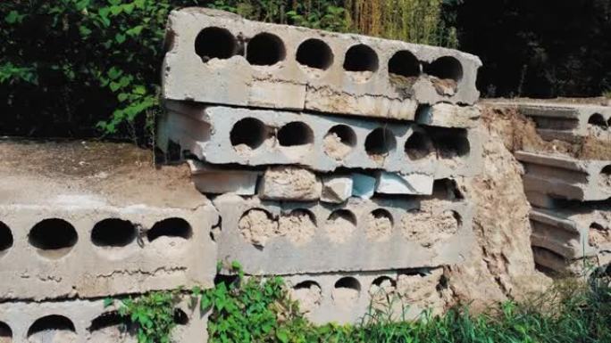 建筑工地堆放的空心钢筋混凝土板砌块