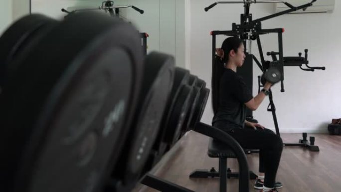 一名年轻女子在健身房锻炼的4k录像