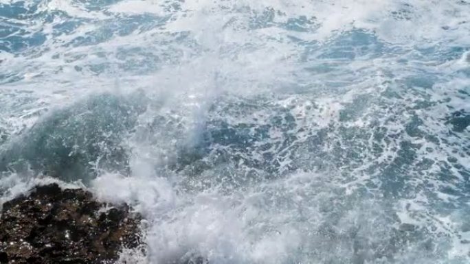 极端的波浪压碎海岸，巨大的海洋美丽的波浪，巨大的波浪冲破危险的岩石