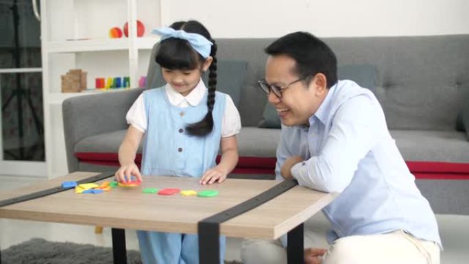 亚洲爸爸给女儿玩数学游戏
