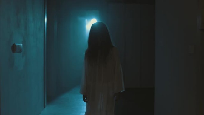 可怕的房子里穿着白色睡衣的幽灵女孩，头发松散