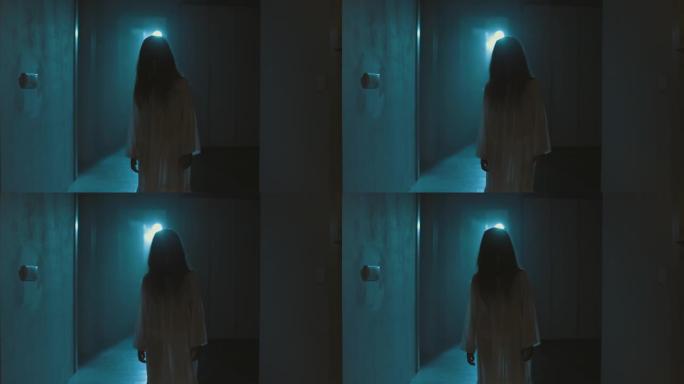 可怕的房子里穿着白色睡衣的幽灵女孩，头发松散