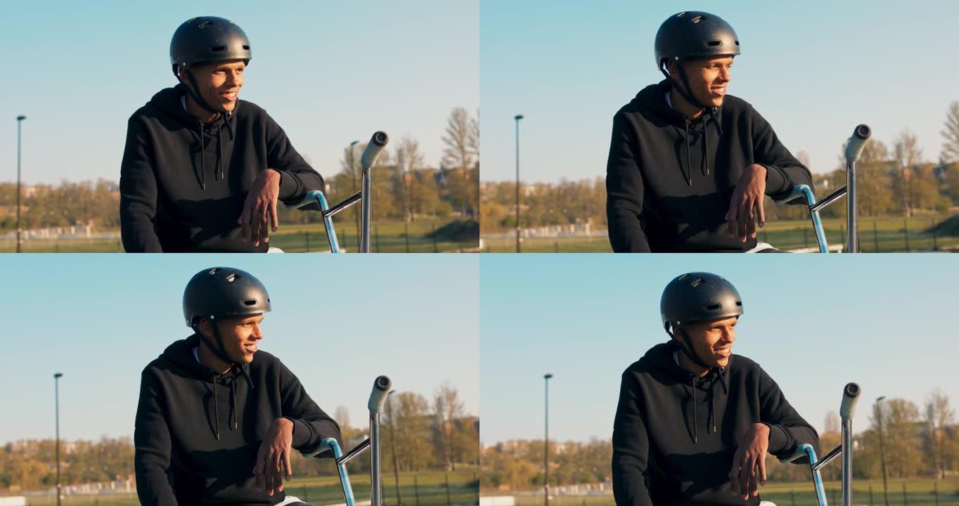 一名年轻的学生面带微笑地坐在滑板场的坡道上，头上戴着头盔，等待着能和他一起骑车和表演特技的同学们
