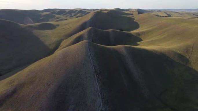 长山山脊的鸟瞰图。乌拉尔山脉的开端。奥伦堡地区