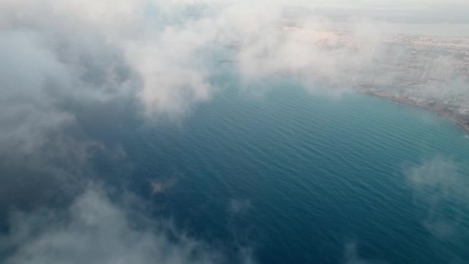 从乘飞机飞行的角度看科斯塔布兰卡。蔚蓝的海水与海岸上的城市形成了美丽的对比。