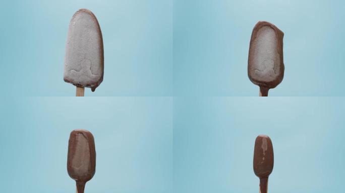 冰棒棒巧克力融化在蓝色背景上。