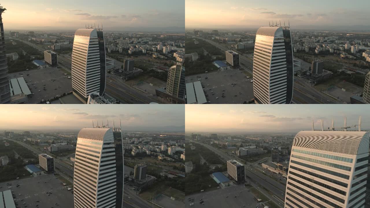 日落时分的现代办公楼。保加利亚索非亚最高的建筑