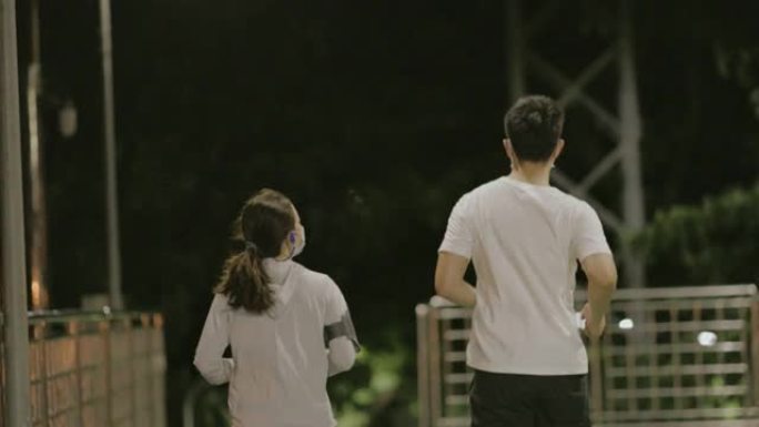 两个活跃的健康亚洲人，带防护面罩慢跑练习心跳-股票视频