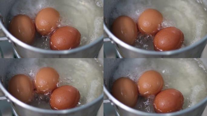 用热开水煮鸡蛋在平底锅中煮熟。