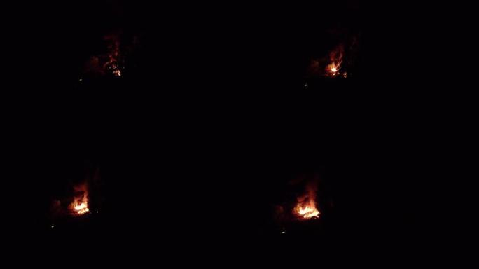 山林夜火正在燃烧浓烟正在飞过头顶火人用手电筒