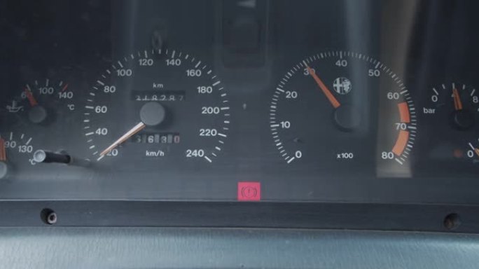 发动机加速时的汽车仪表板