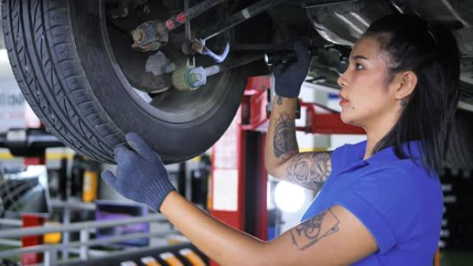 黑人妇女发动机工程师检查进入维修的发动机，汽车，工程，机械师，发动机，技术，能源，电动汽车，电动汽车