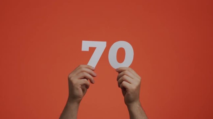 70号在手。显示数字的人，70个由雕刻纸制成，用于投票或数学学习