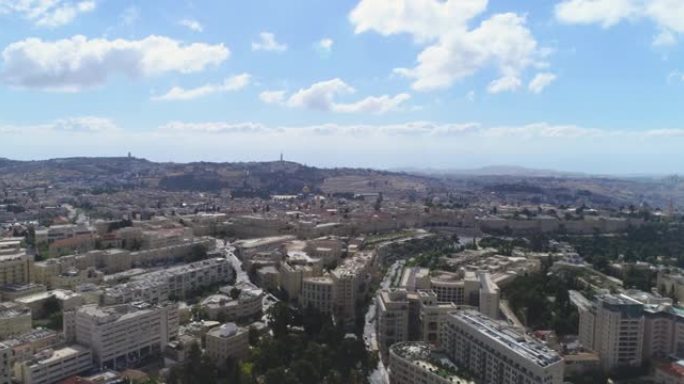 空中飞越耶路撒冷，可以看到村庄和定居点。展示与著名地标对抗蓝天的城市景观共存的奇迹