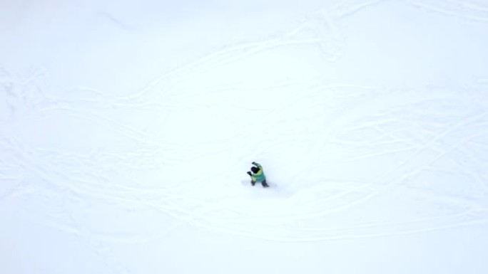 慢动作俯视男子用粉末滑雪