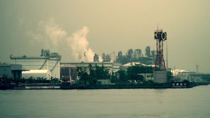 横跨运河的炼油厂特写加工炼油天气变化雾霾