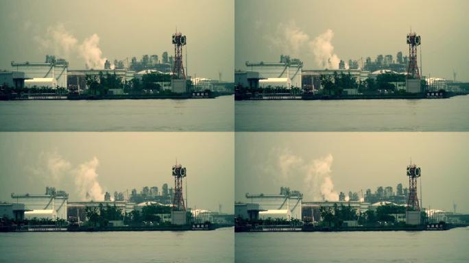 横跨运河的炼油厂特写加工炼油天气变化雾霾