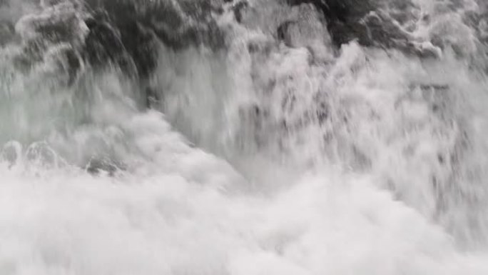 瀑布的涌水