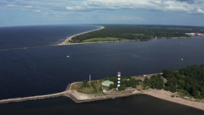 拉脱维亚道加瓦河灯塔和鼹鼠的鸟瞰图。