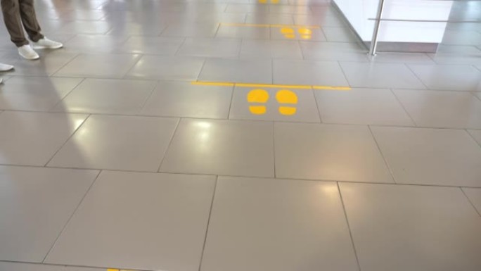 机场航站楼地板上的注意标志，以保持社交距离。世界新型冠状病毒肺炎形势下的新常态