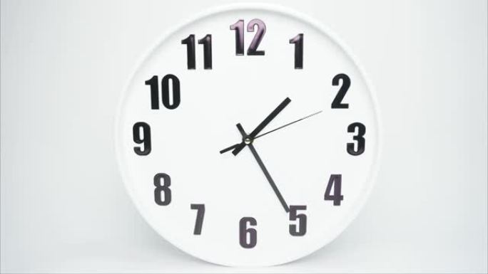 白色挂钟隔离在白色背景Startime 01.00。