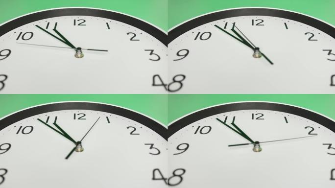 绿色背景的挂钟，放映时间上午10:54或下午。