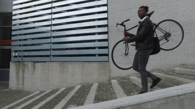 年轻的非洲商人骑自行车
