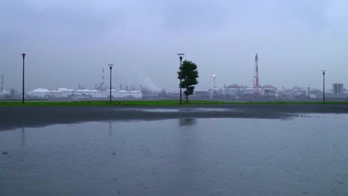 雨天在公园的水坑上看到炼油厂。