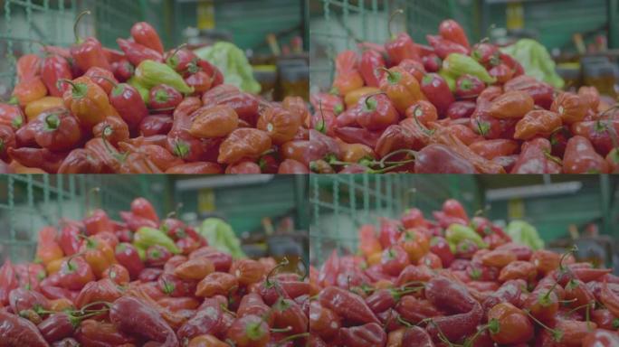 在市场上相互叠放的甜椒
