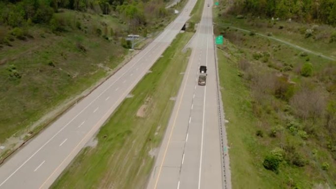 空中无人机拍摄卡车在转弯的道路上行驶。