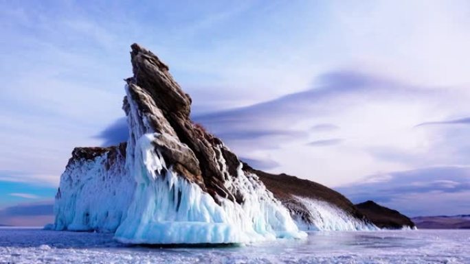 形状像龙头的岩石被冰雪覆盖。奥戈伊岛。