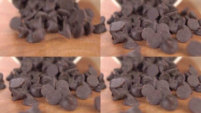 黑巧克力片落入木质表面