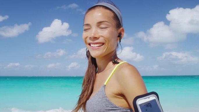 运动电话臂章健身跑步者在沙滩上锻炼-有氧运动